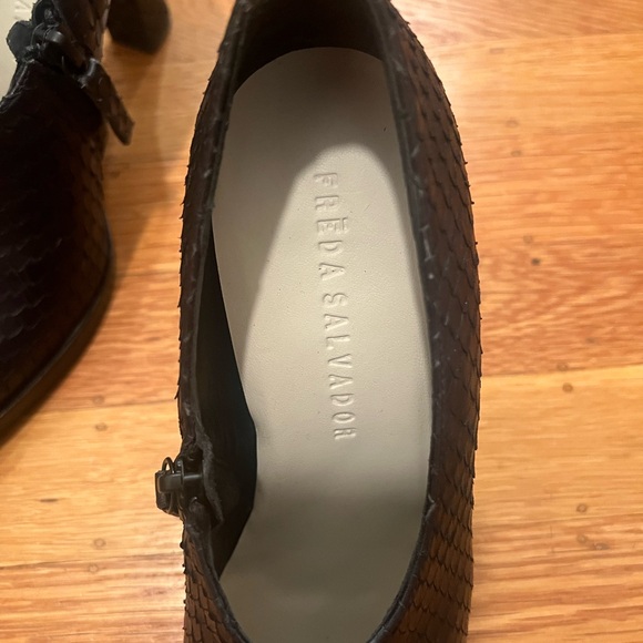 FRĒDA SALVADOR black embossed croc pumps/booties. - Picture 4 of 5